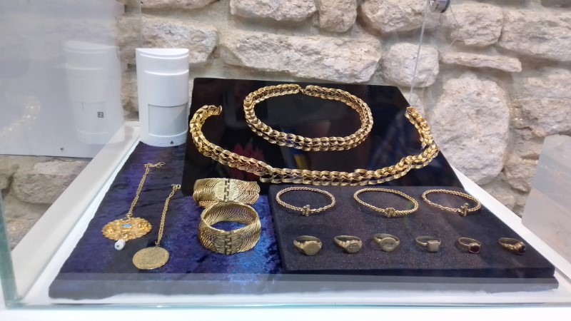 Dvoreca Chiprovsko zlato Nesebar Custom