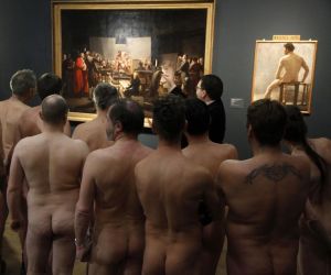 gallery odd-naked-museum-visitors-vienna